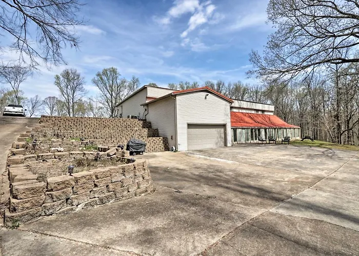 Quiet Memphis Home On 20 Acres 10 Mi To Downtown!